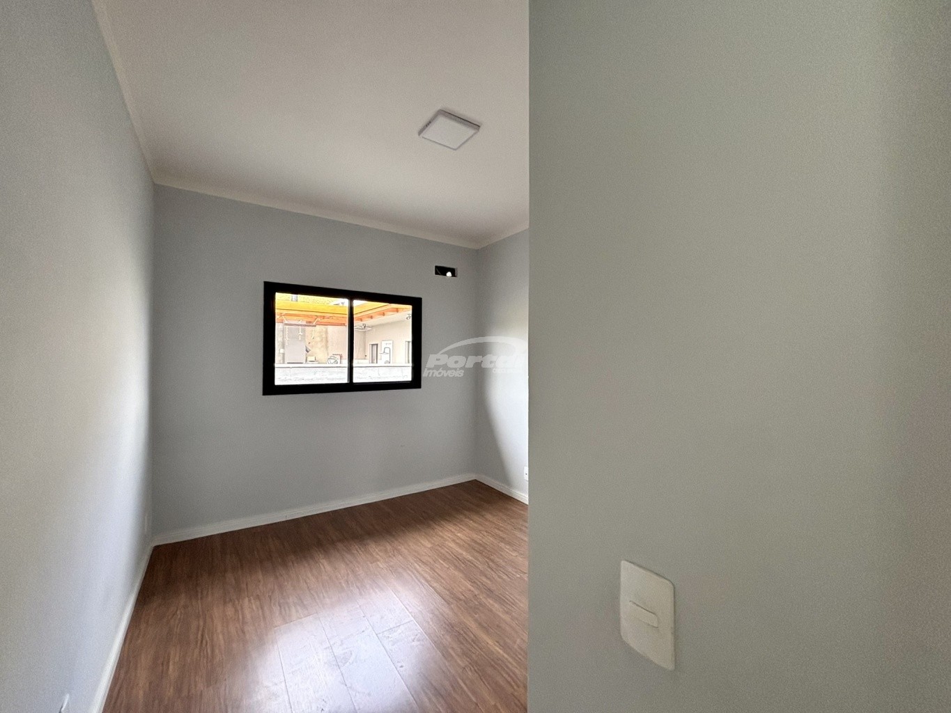 Imóvel com aproximadamente 70m, contendo 02 dormitórios sendo 01 suíte, ampla sala de estar, cozinha e sala de jantar conjugadas, área de serviço, amplo quintal nos fundos e 01 vaga de garagem. — foto 6