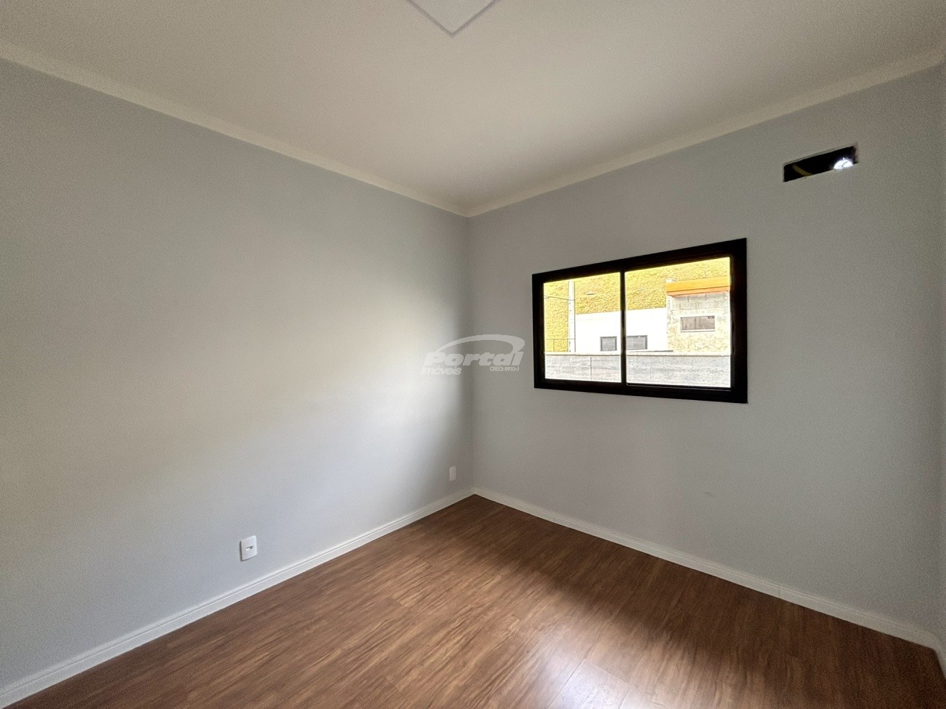 Imóvel com aproximadamente 70m, contendo 02 dormitórios sendo 01 suíte, ampla sala de estar, cozinha e sala de jantar conjugadas, área de serviço, amplo quintal nos fundos e 01 vaga de garagem. — foto 7