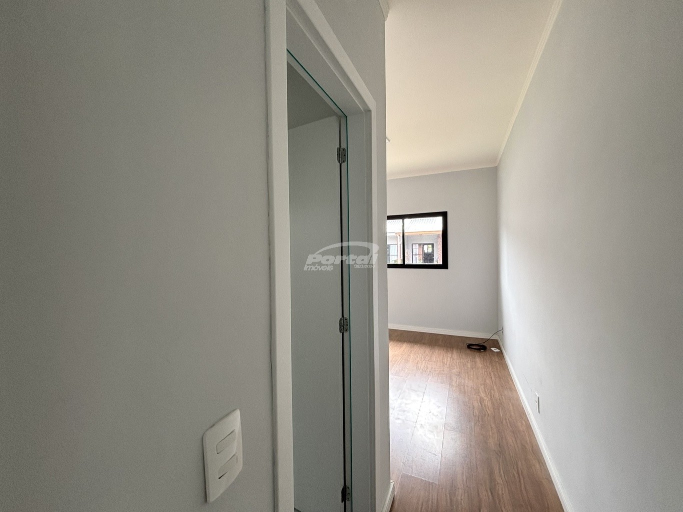 Imóvel com aproximadamente 70m, contendo 02 dormitórios sendo 01 suíte, ampla sala de estar, cozinha e sala de jantar conjugadas, área de serviço, amplo quintal nos fundos e 01 vaga de garagem. — foto 2