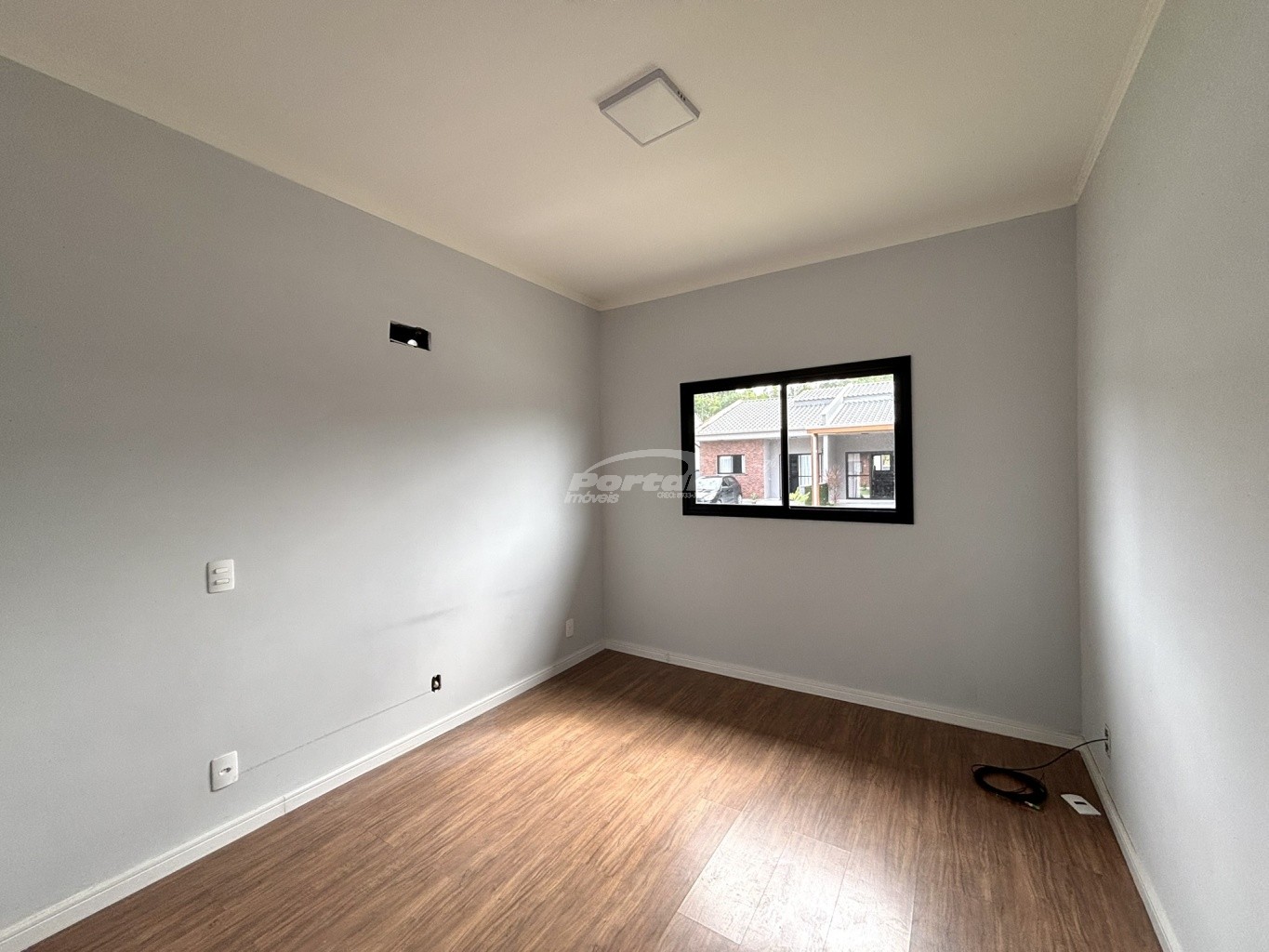 Imóvel com aproximadamente 70m, contendo 02 dormitórios sendo 01 suíte, ampla sala de estar, cozinha e sala de jantar conjugadas, área de serviço, amplo quintal nos fundos e 01 vaga de garagem. — foto 3