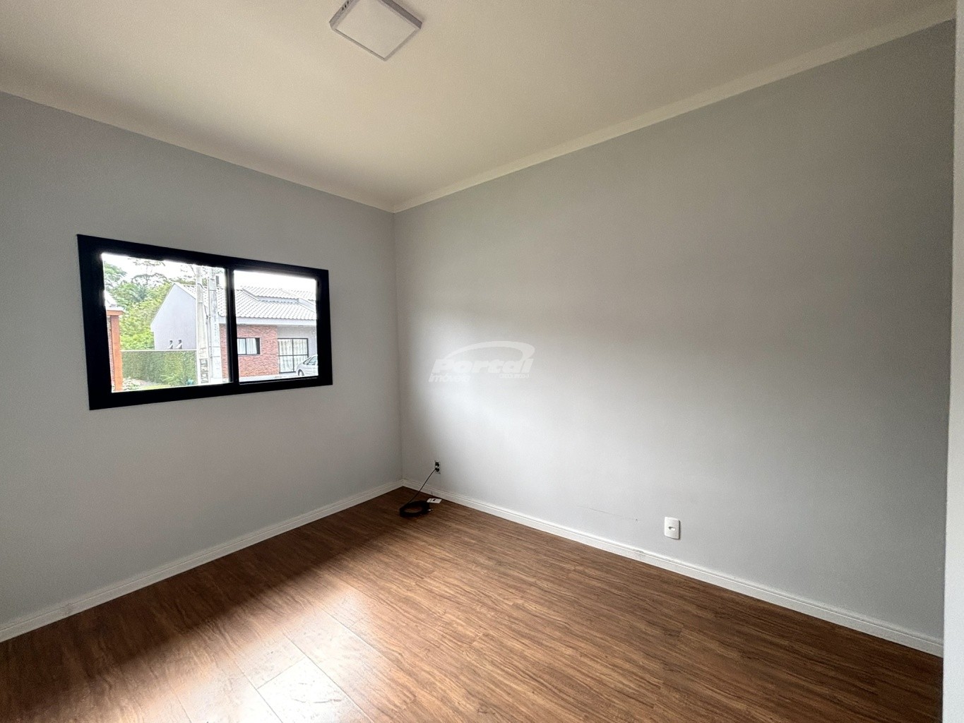 Imóvel com aproximadamente 70m, contendo 02 dormitórios sendo 01 suíte, ampla sala de estar, cozinha e sala de jantar conjugadas, área de serviço, amplo quintal nos fundos e 01 vaga de garagem. — foto 4