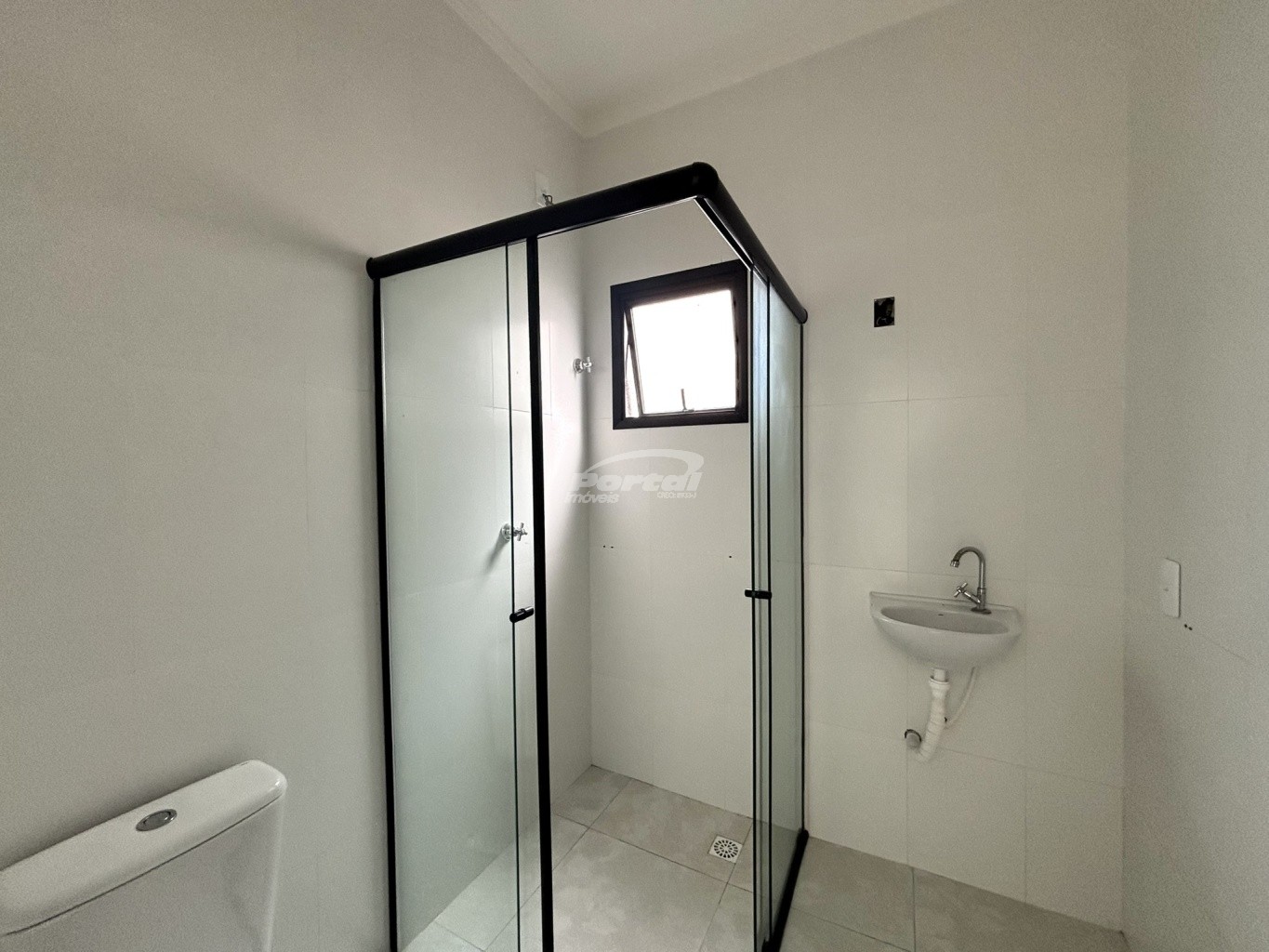 Imóvel com aproximadamente 70m, contendo 02 dormitórios sendo 01 suíte, ampla sala de estar, cozinha e sala de jantar conjugadas, área de serviço, amplo quintal nos fundos e 01 vaga de garagem. — foto 5