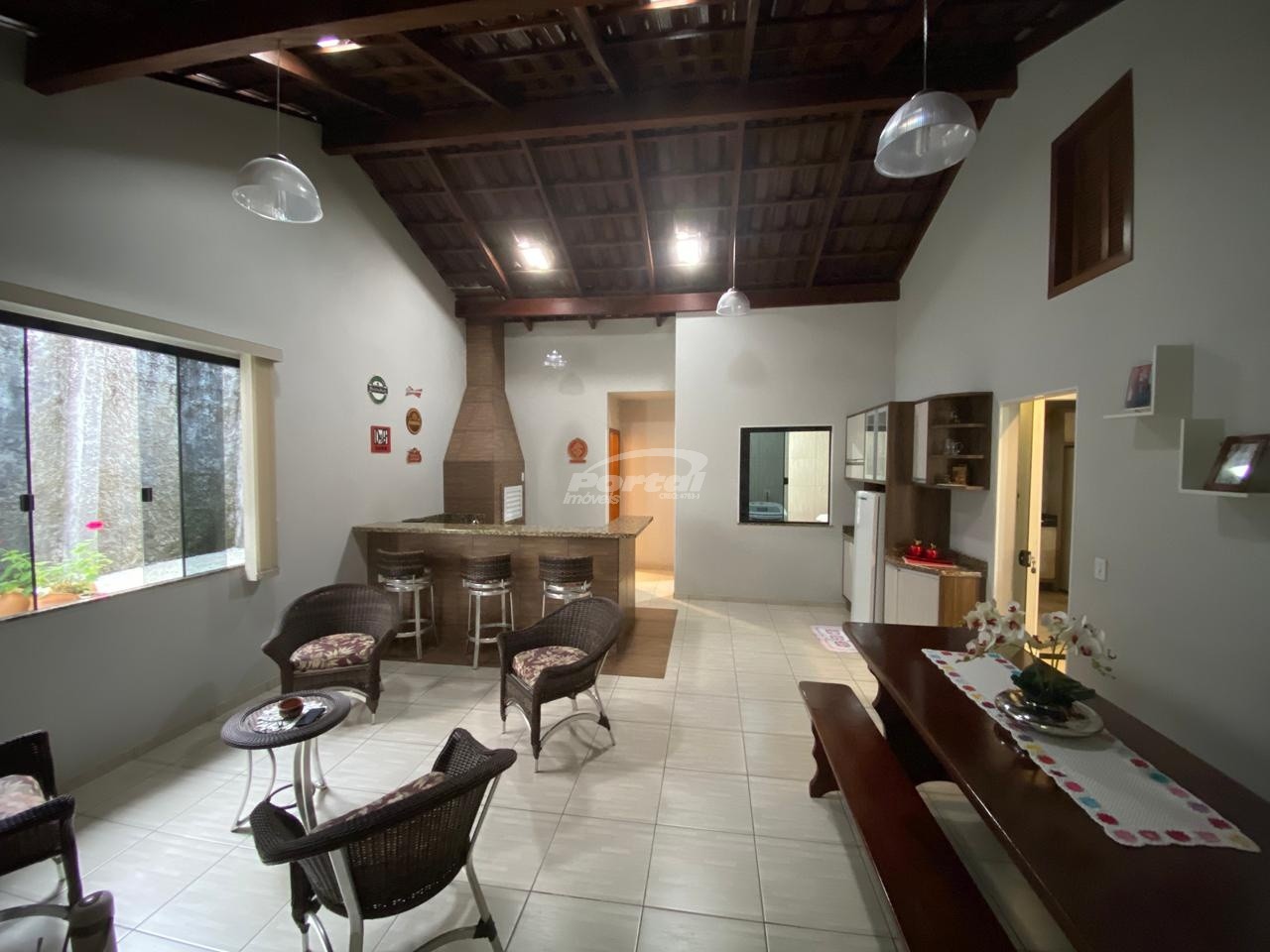 Casa à venda com 3 quartos, 290m² - Foto 2