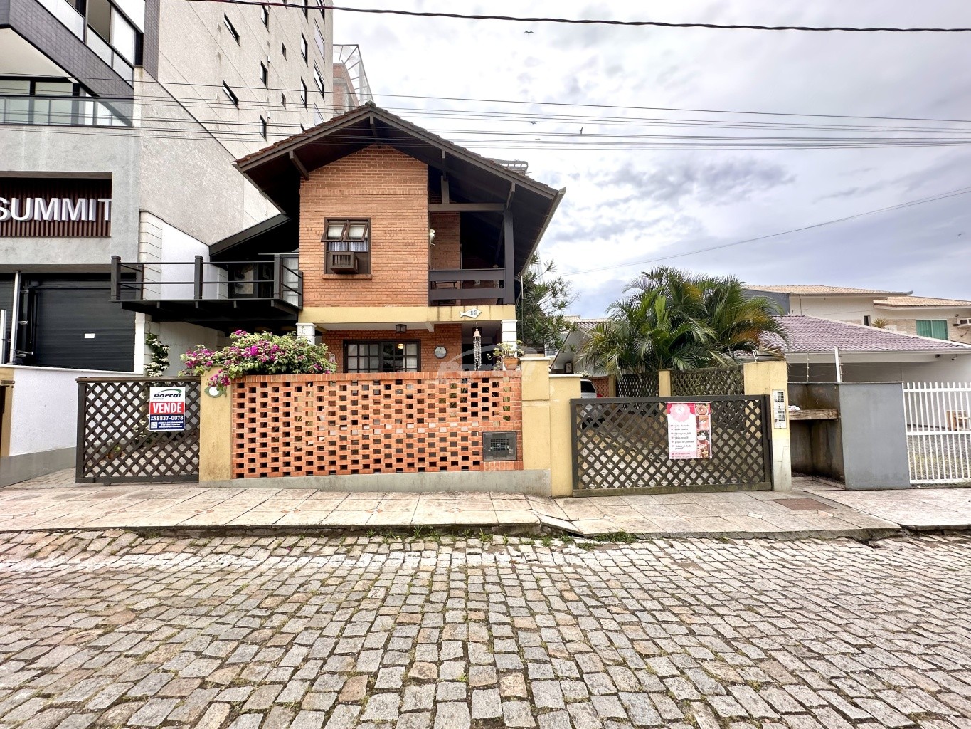 Casa à venda com 6 quartos, 350m² - Foto 2