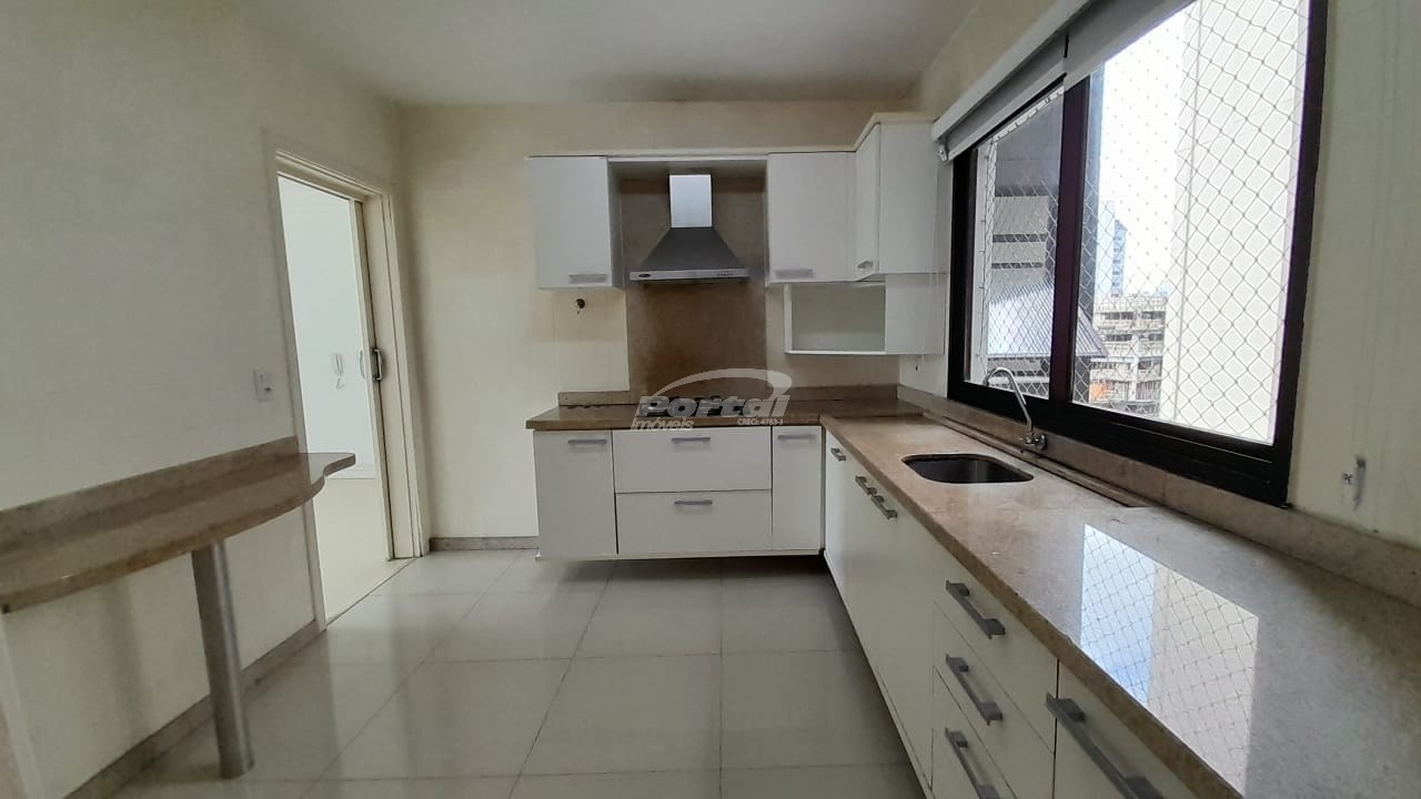 Apartamento para alugar com 3 quartos, 200m² - Foto 1