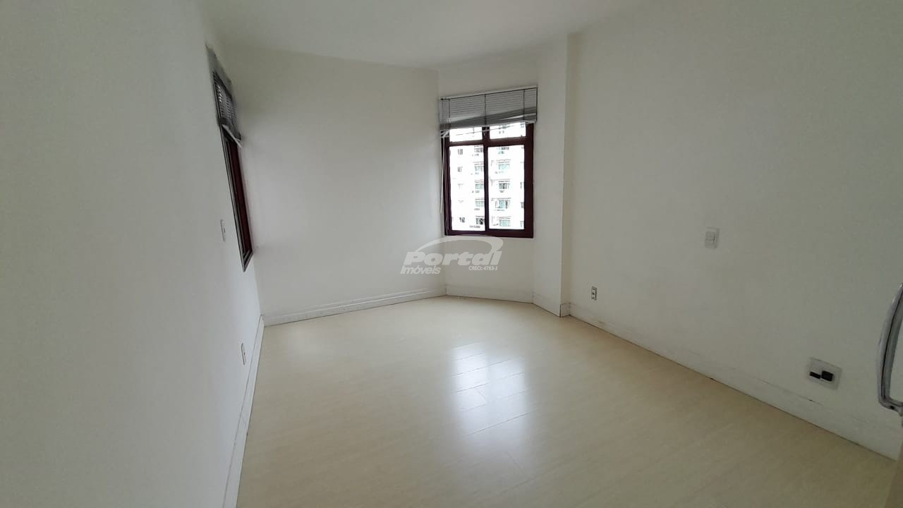 Apartamento para alugar com 3 quartos, 200m² - Foto 11