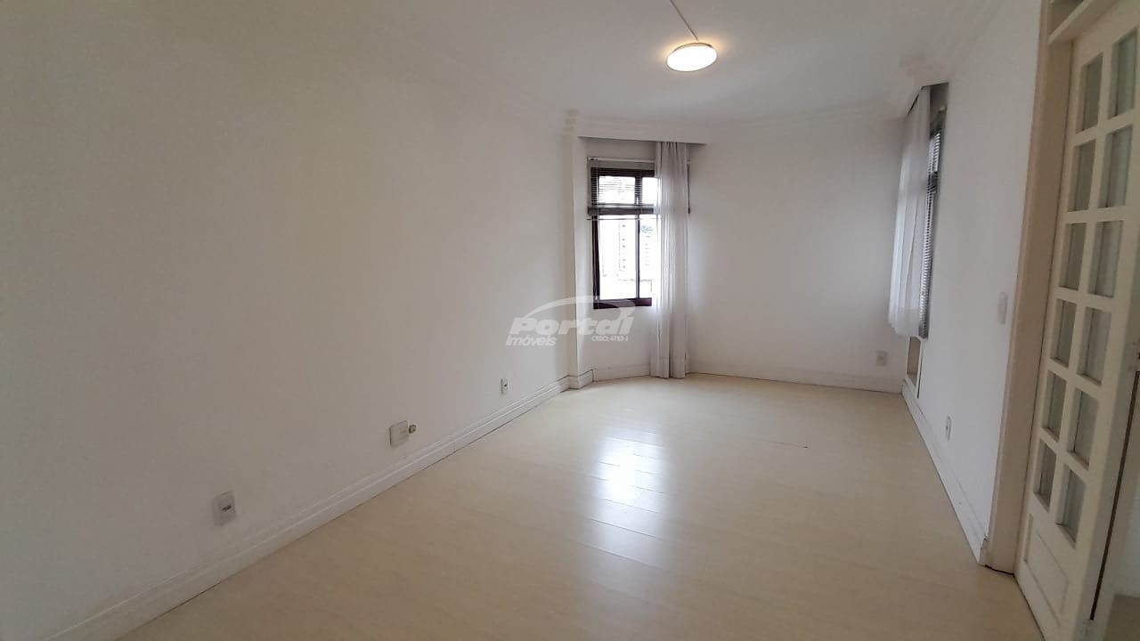 Apartamento para alugar com 3 quartos, 200m² - Foto 12