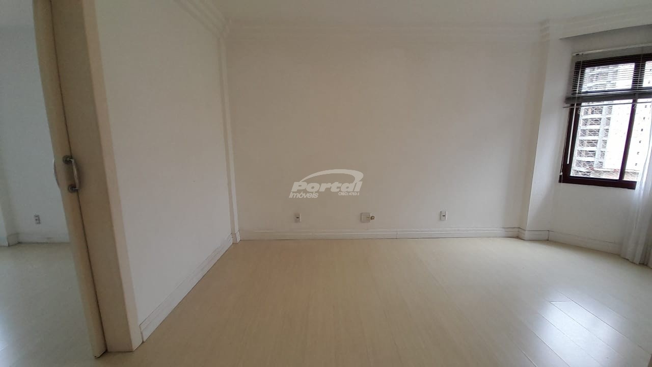 Apartamento para alugar com 3 quartos, 200m² - Foto 27