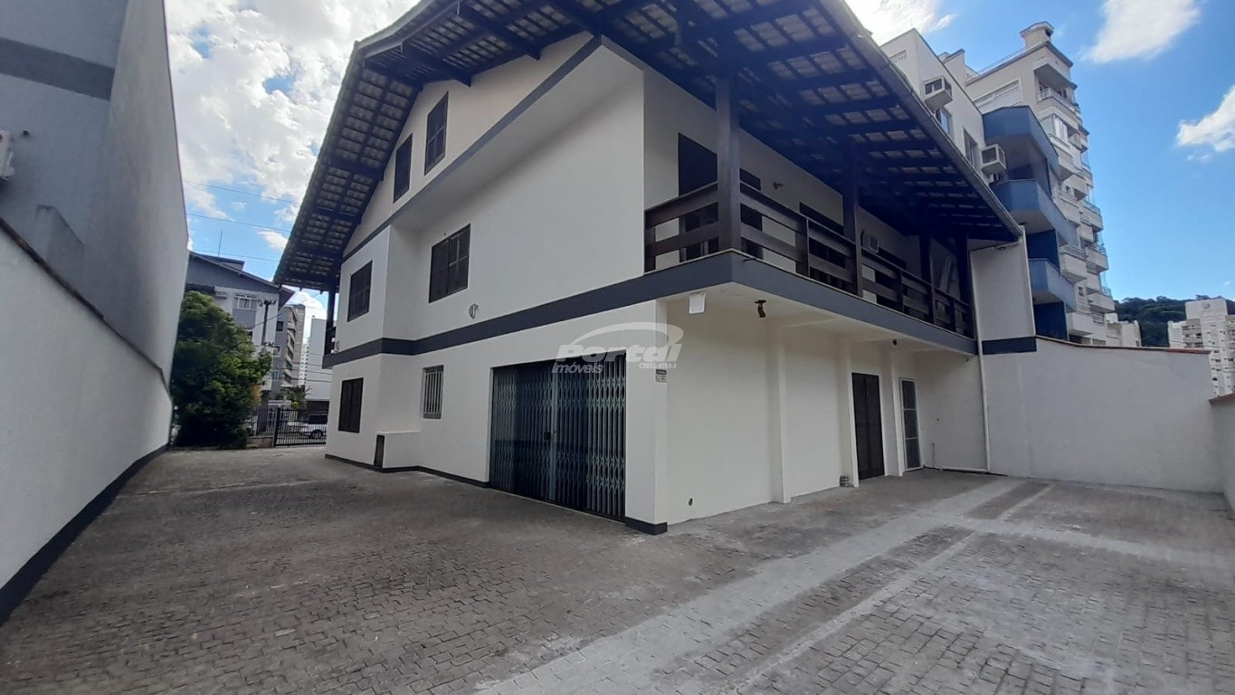 Casa para alugar com 3 quartos, 230m² - Foto 1