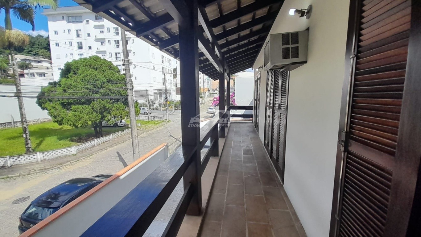 Casa para alugar com 3 quartos, 230m² - Foto 30