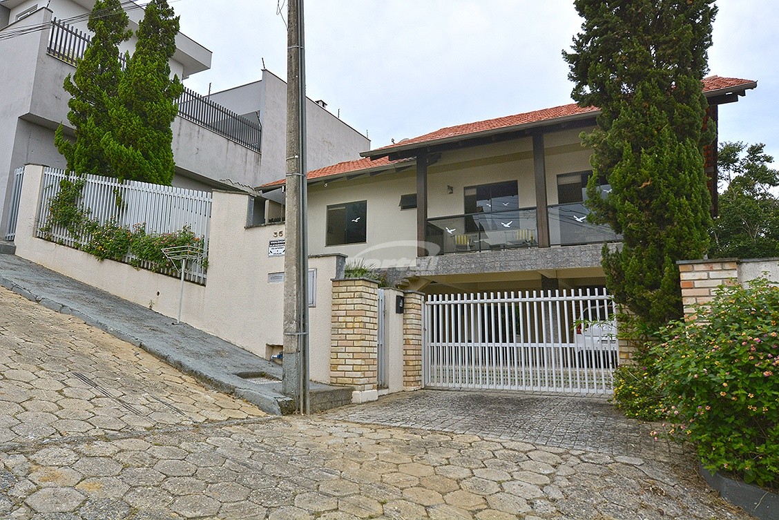 Casa à venda com 4 quartos, 235m² - Foto 1