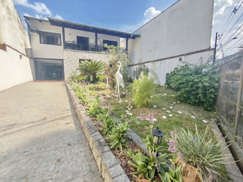 Casa à venda com 4 quartos, 311m² - Foto 1