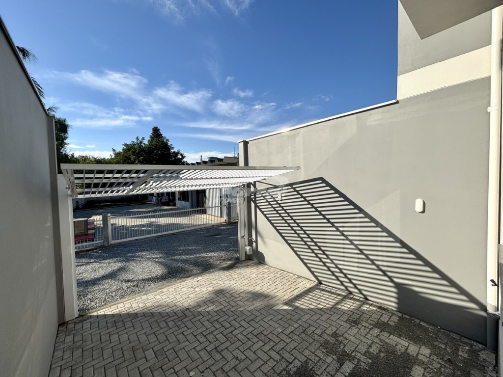 Excelente sobrado novo e semi mobiliado no bairro Itoupava Central! O imóvel contem 02 dormitórios sendo 01 com sacada, sala de estar, cozinha com móveis sob medida, banheiro social, lavabo, deposito, área de serviço e 01 vaga de garagem. — foto 4