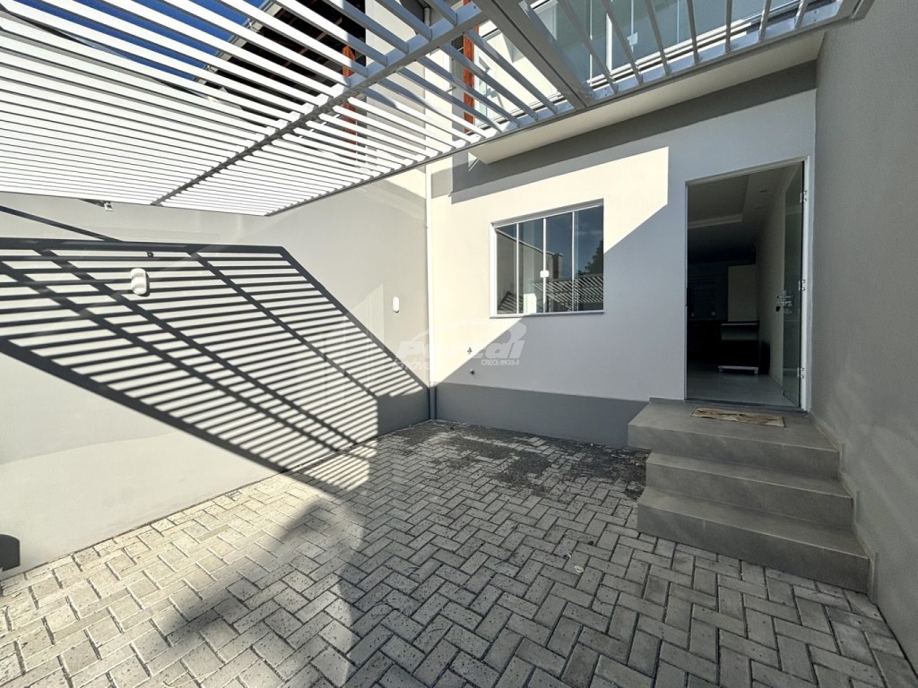 Excelente sobrado novo e semi mobiliado no bairro Itoupava Central! O imóvel contem 02 dormitórios sendo 01 com sacada, sala de estar, cozinha com móveis sob medida, banheiro social, lavabo, deposito, área de serviço e 01 vaga de garagem. — foto 2