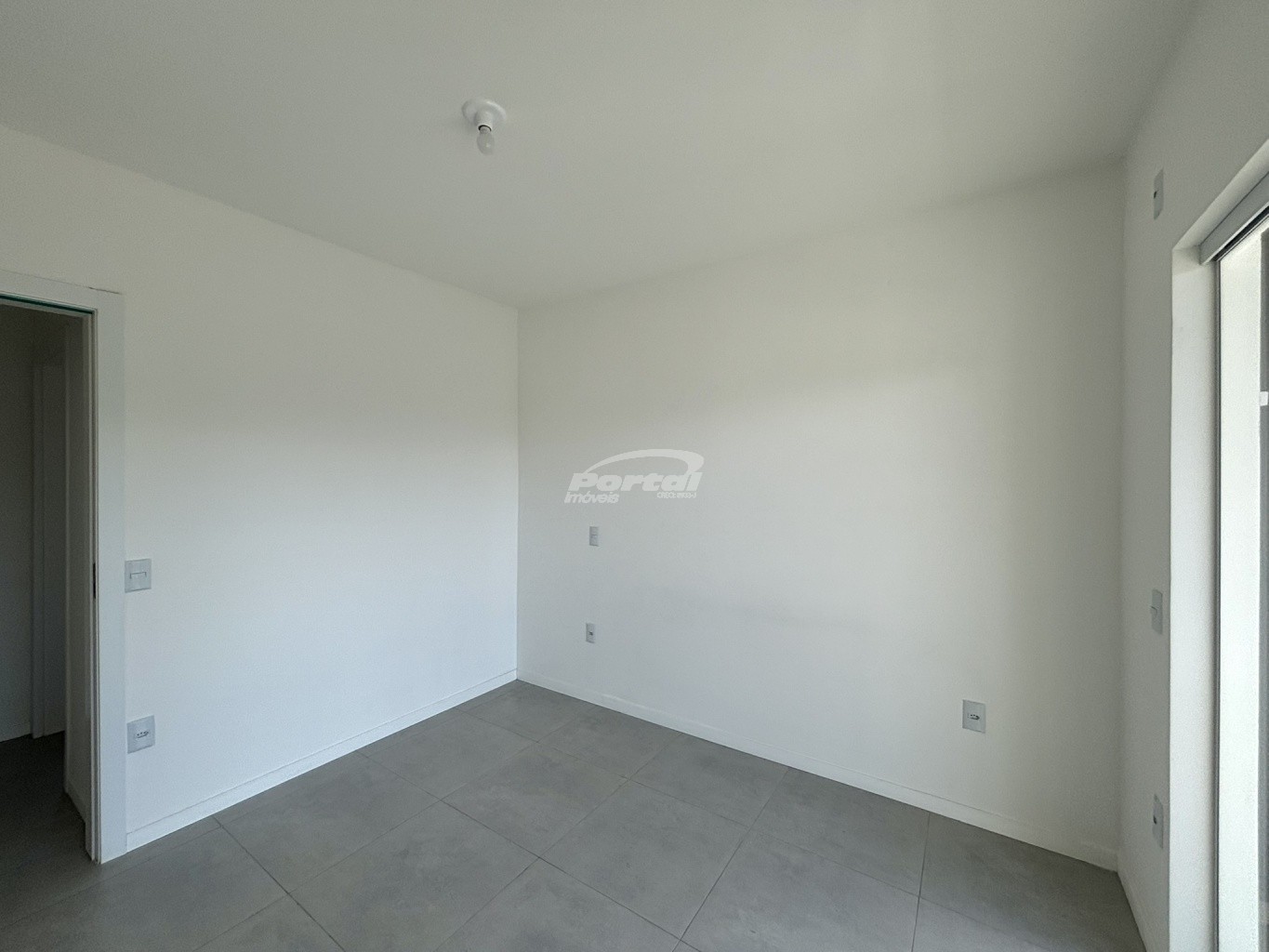 Excelente sobrado novo e semi mobiliado no bairro Itoupava Central! O imóvel contem 02 dormitórios sendo 01 com sacada, sala de estar, cozinha com móveis sob medida, banheiro social, lavabo, deposito, área de serviço e 01 vaga de garagem. — foto 6