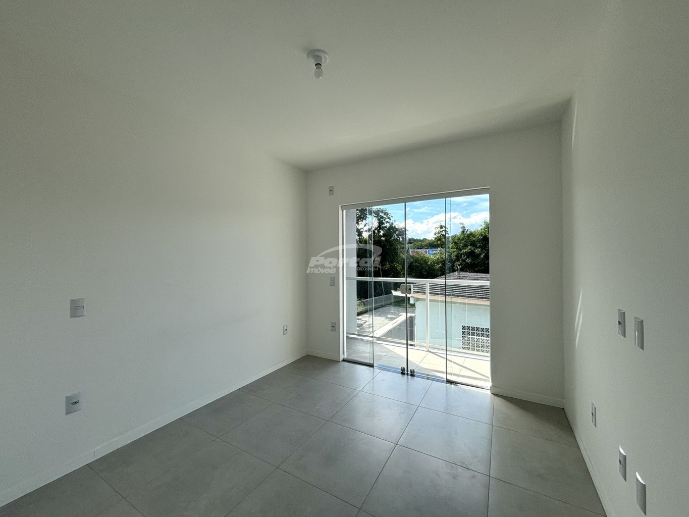 Excelente sobrado novo e semi mobiliado no bairro Itoupava Central! O imóvel contem 02 dormitórios sendo 01 com sacada, sala de estar, cozinha com móveis sob medida, banheiro social, lavabo, deposito, área de serviço e 01 vaga de garagem. — foto 5