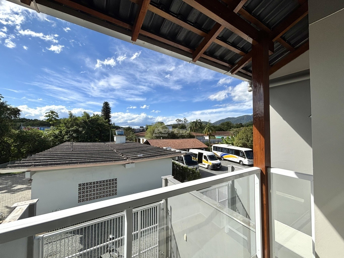 Excelente sobrado novo e semi mobiliado no bairro Itoupava Central! O imóvel contem 02 dormitórios sendo 01 com sacada, sala de estar, cozinha com móveis sob medida, banheiro social, lavabo, deposito, área de serviço e 01 vaga de garagem. — foto 7