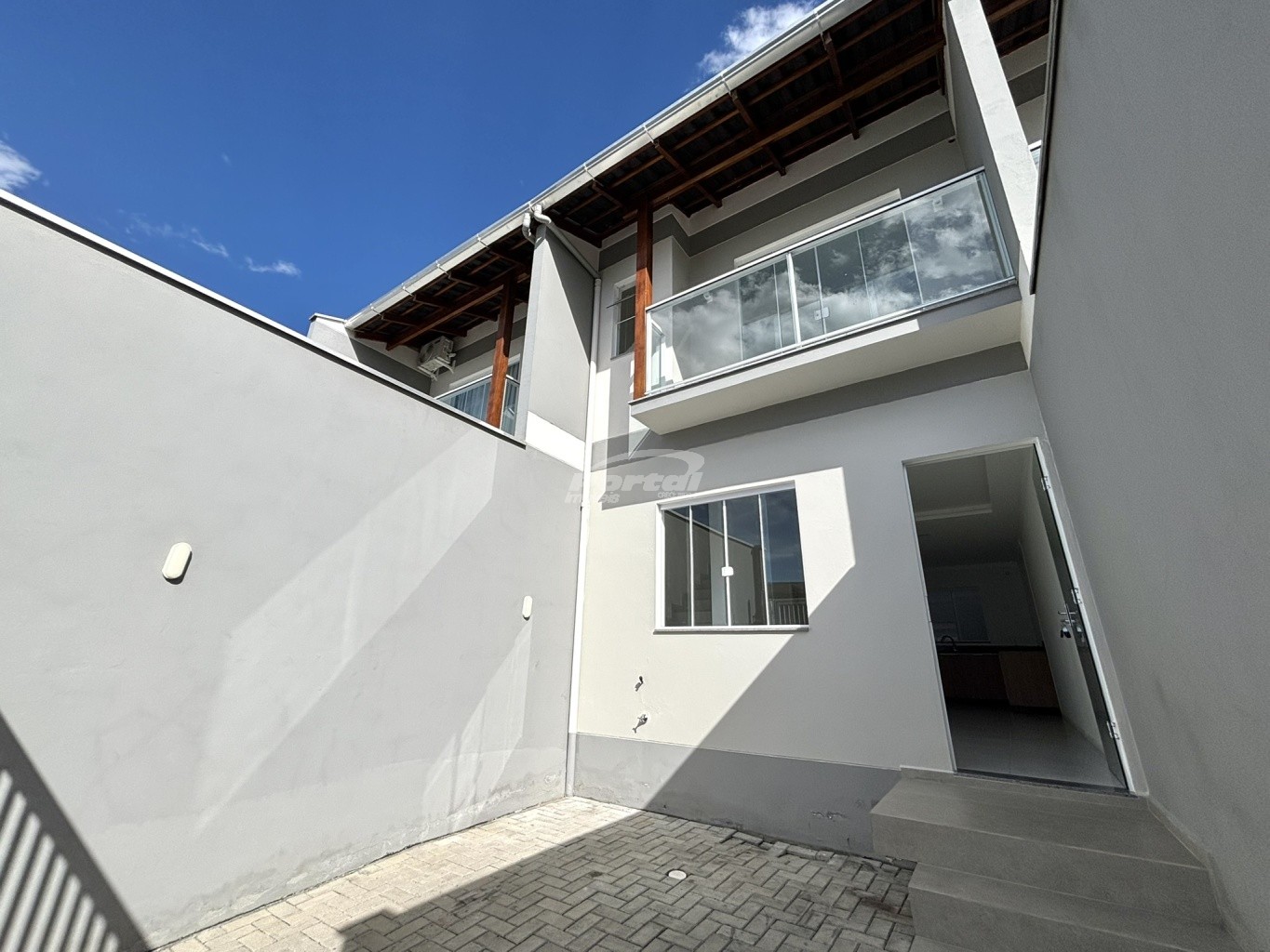 Excelente sobrado novo e semi mobiliado no bairro Itoupava Central! O imóvel contem 02 dormitórios sendo 01 com sacada, sala de estar, cozinha com móveis sob medida, banheiro social, lavabo, deposito, área de serviço e 01 vaga de garagem. - foto 1