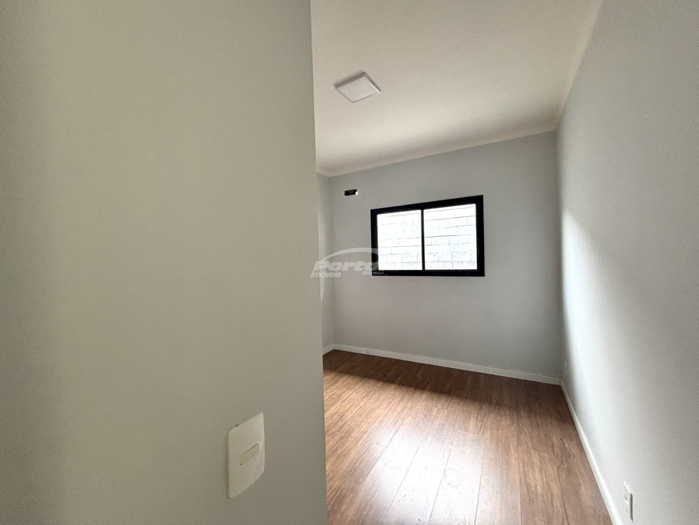 Imóvel com aproximadamente 70m, contendo 02 dormitórios sendo 01 suíte, ampla sala de estar, cozinha e sala de jantar conjugadas, banheiro social, área de serviço, amplo quintal nos fundos e 01 vaga de garagem. — foto 7