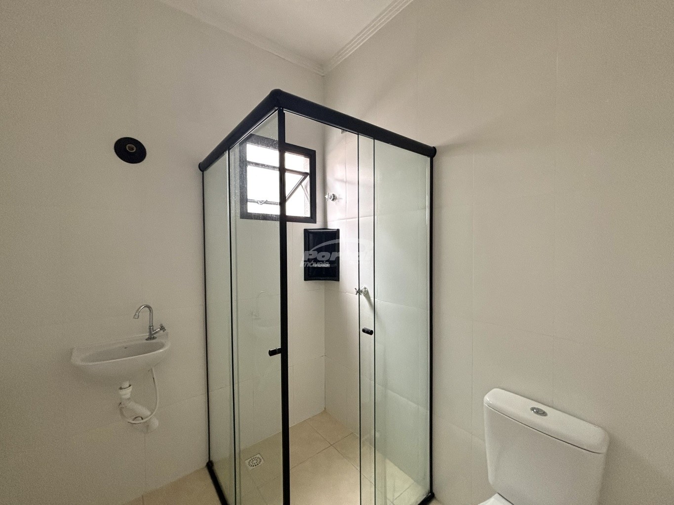 Imóvel com aproximadamente 70m, contendo 02 dormitórios sendo 01 suíte, ampla sala de estar, cozinha e sala de jantar conjugadas, banheiro social, área de serviço, amplo quintal nos fundos e 01 vaga de garagem. — foto 6