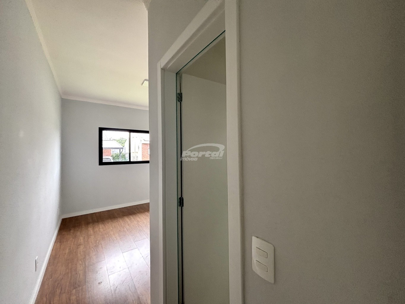 Imóvel com aproximadamente 70m, contendo 02 dormitórios sendo 01 suíte, ampla sala de estar, cozinha e sala de jantar conjugadas, banheiro social, área de serviço, amplo quintal nos fundos e 01 vaga de garagem. — foto 3