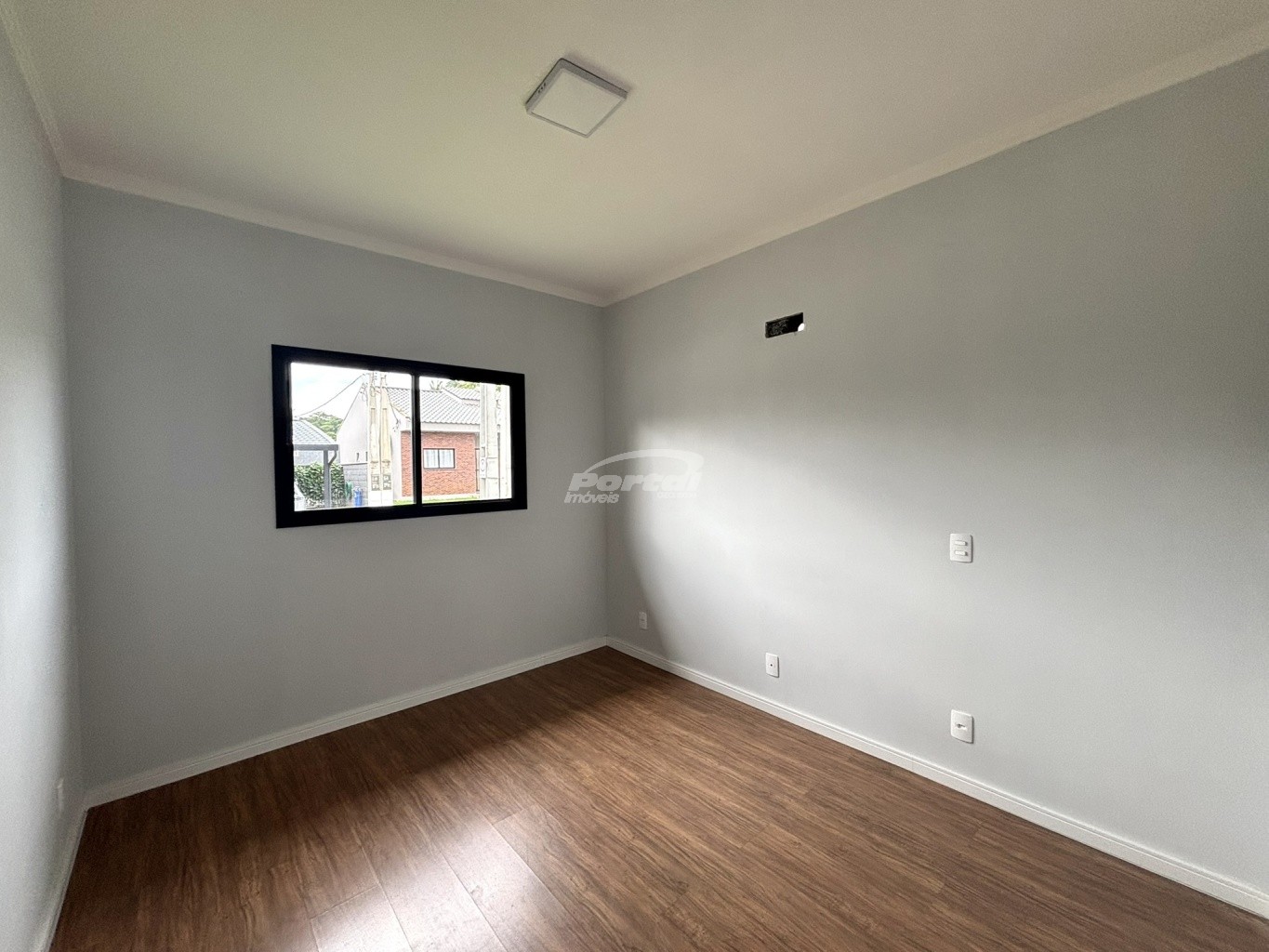 Imóvel com aproximadamente 70m, contendo 02 dormitórios sendo 01 suíte, ampla sala de estar, cozinha e sala de jantar conjugadas, banheiro social, área de serviço, amplo quintal nos fundos e 01 vaga de garagem. — foto 4