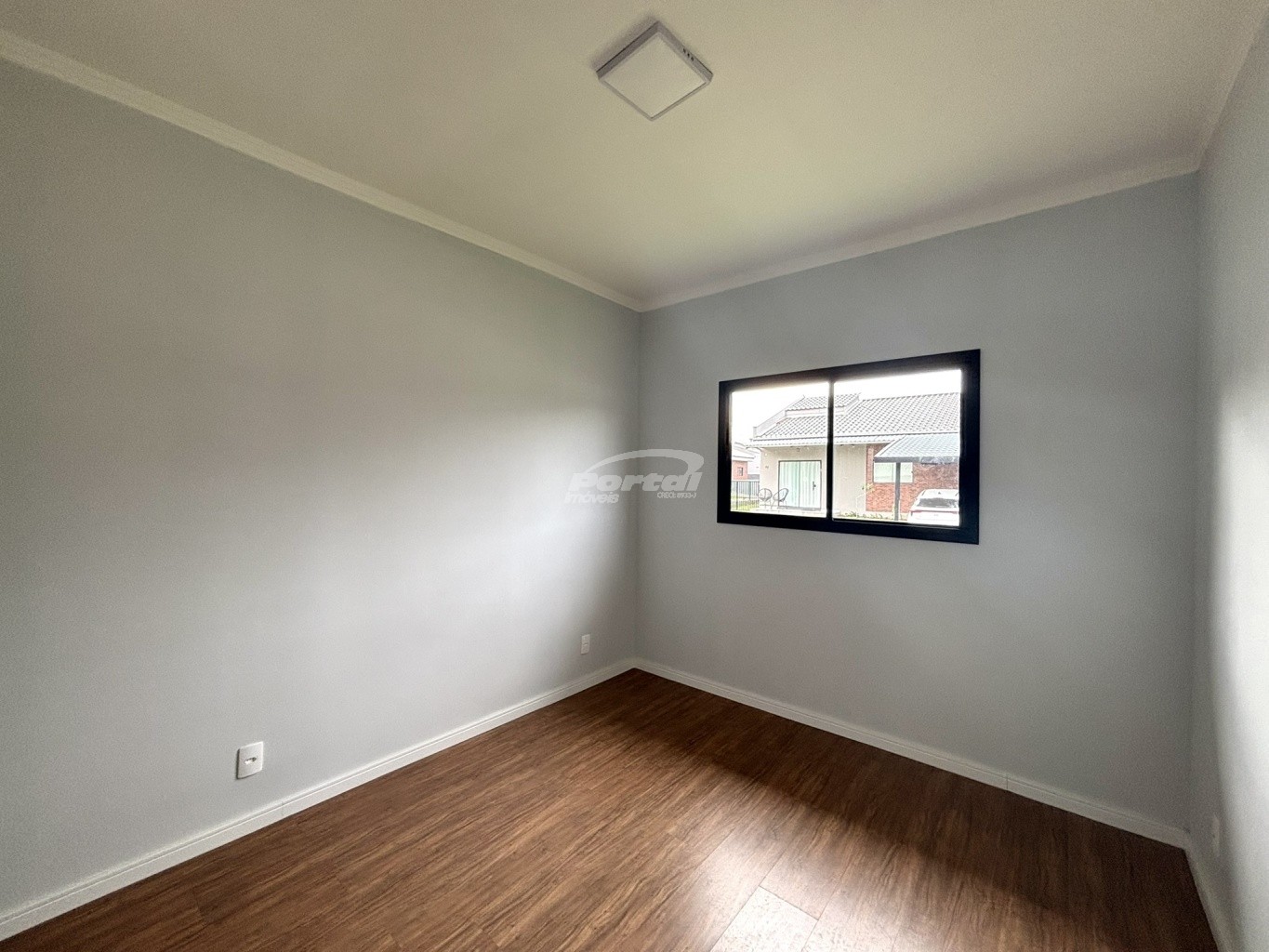 Imóvel com aproximadamente 70m, contendo 02 dormitórios sendo 01 suíte, ampla sala de estar, cozinha e sala de jantar conjugadas, banheiro social, área de serviço, amplo quintal nos fundos e 01 vaga de garagem. — foto 5