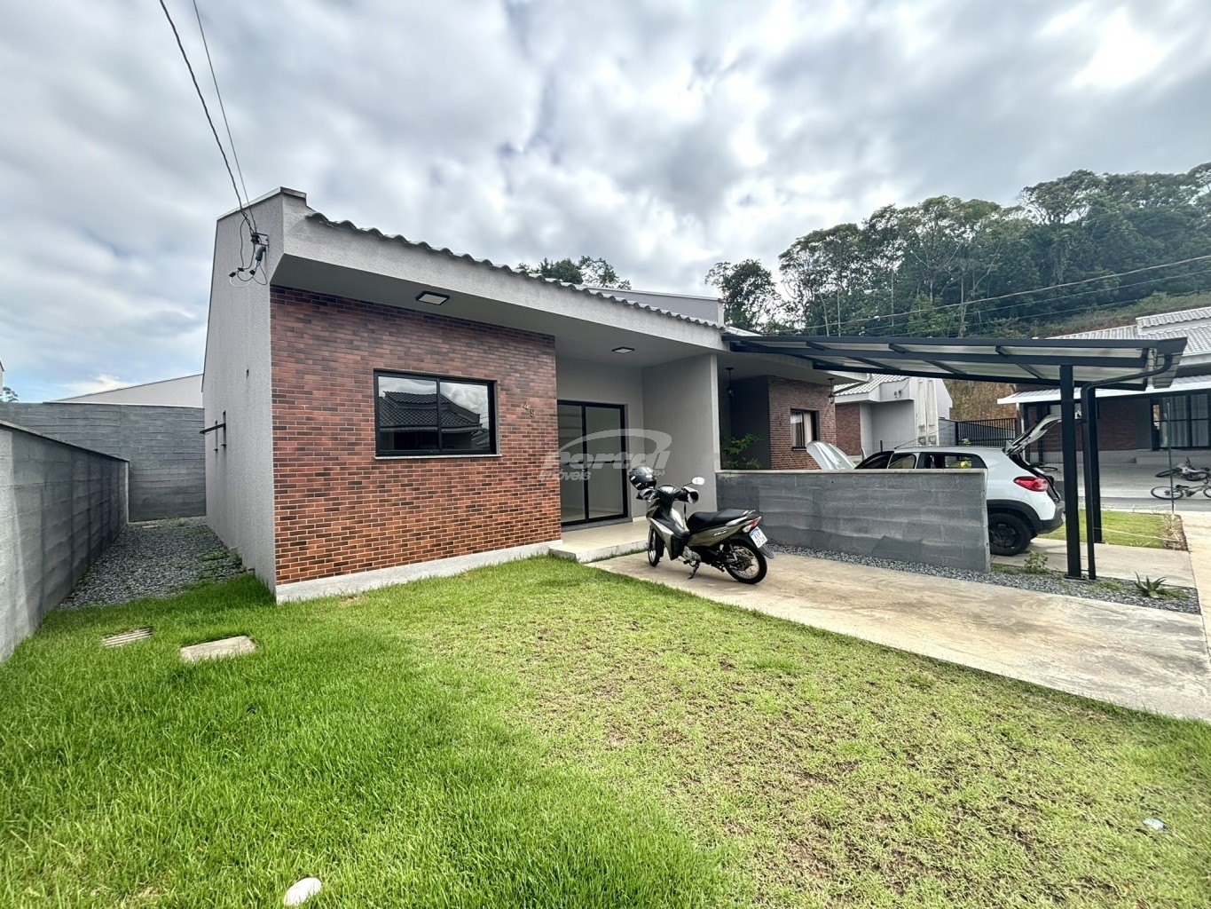 Imóvel com aproximadamente 70m, contendo 02 dormitórios sendo 01 suíte, ampla sala de estar, cozinha e sala de jantar conjugadas, banheiro social, área de serviço, amplo quintal nos fundos e 01 vaga de garagem. — foto 2