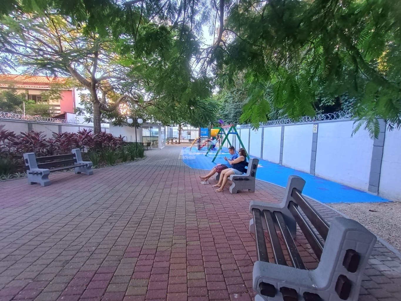 Apartamento térreo, mobiliado com 2 dormitórios, a menos de 100 metros do mar no bairro Itacolomi em Balneário Piçarras/SC (Cód. 23454) — foto 2