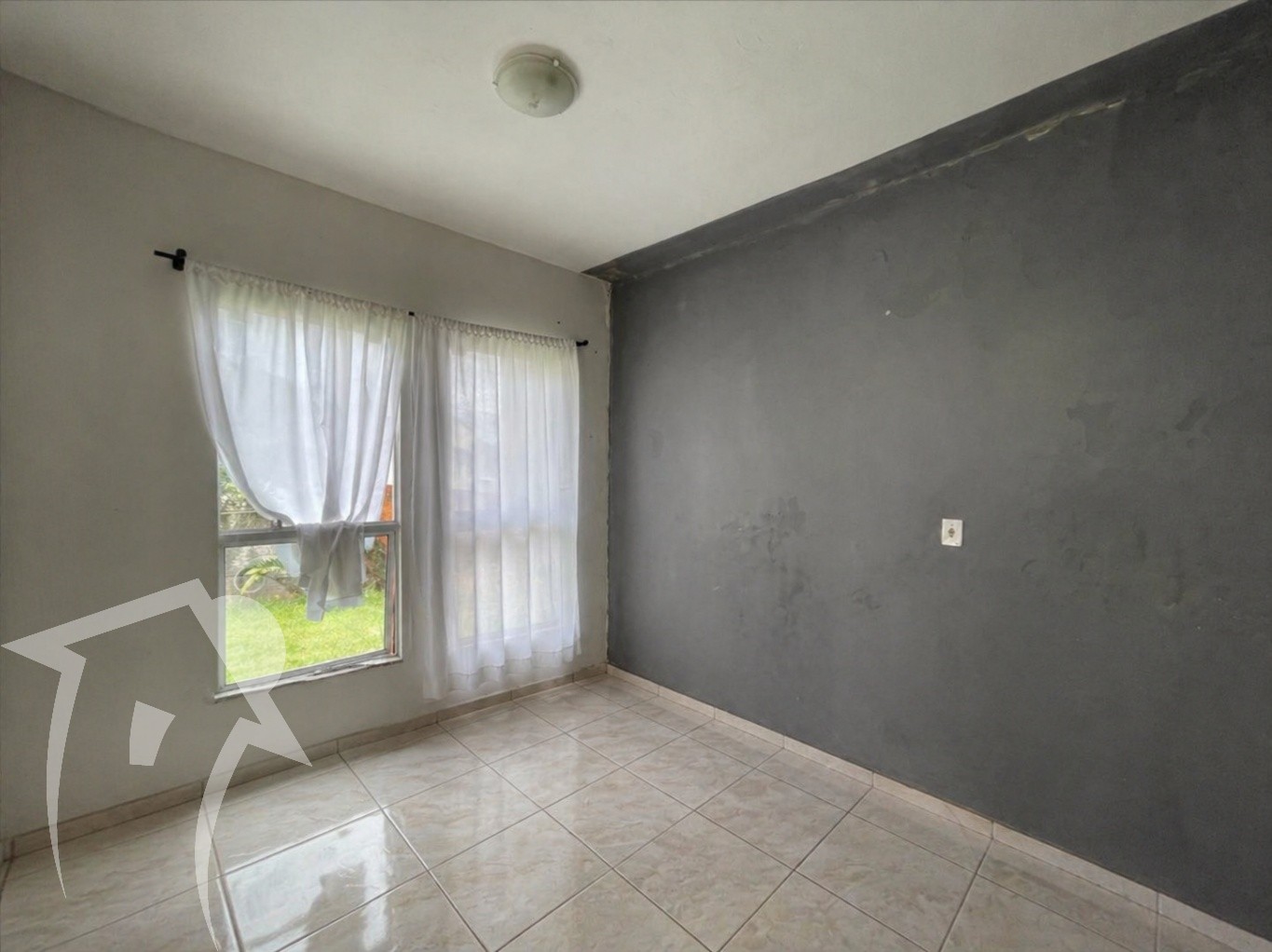 Casa de esquina com 03 dormitórios, sala, cozinha, 1 banheiro, área de serviço separada. Murada e com ótimo espaço de terreno. — foto 4