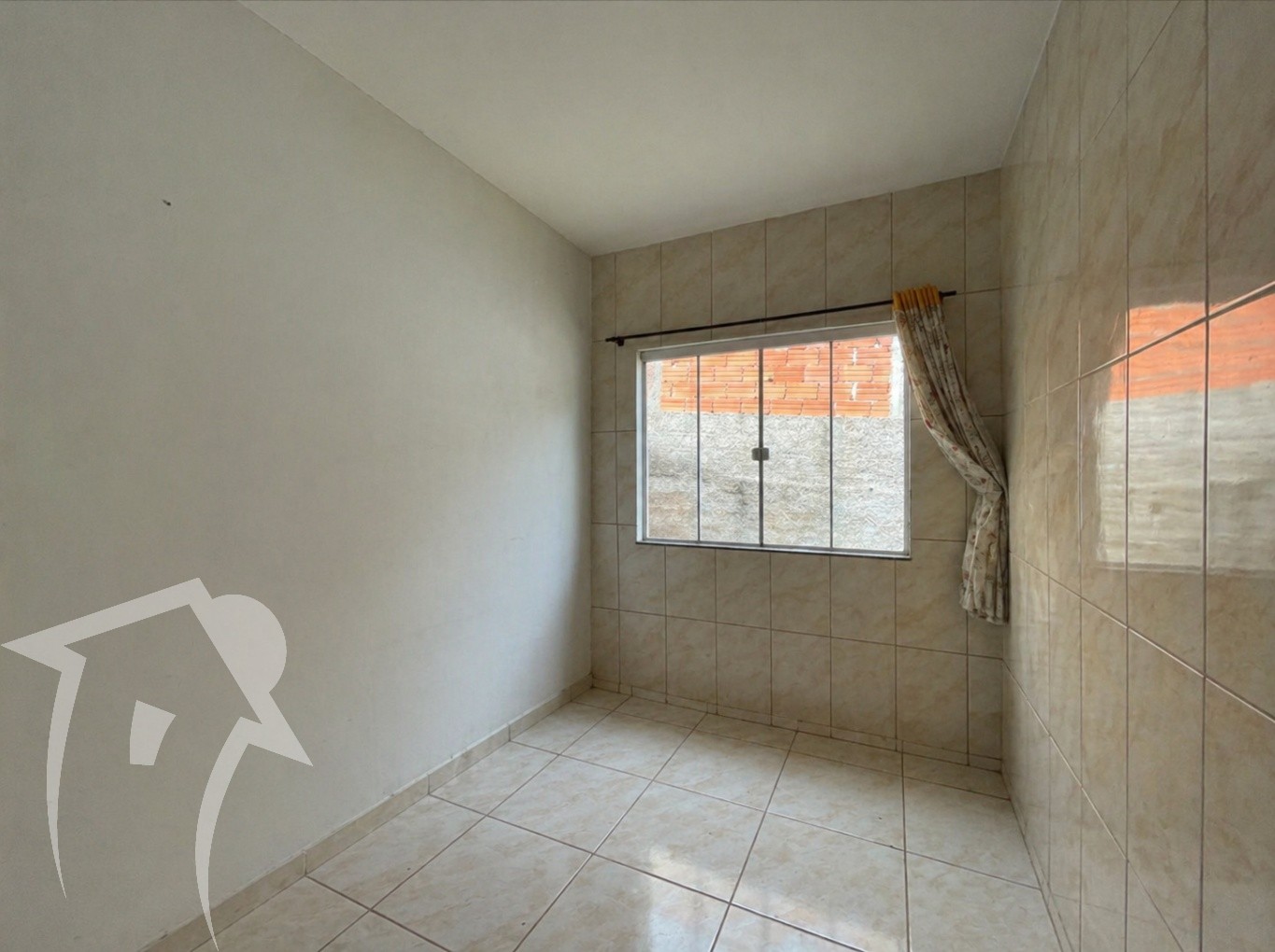 Casa de esquina com 03 dormitórios, sala, cozinha, 1 banheiro, área de serviço separada. Murada e com ótimo espaço de terreno. — foto 5