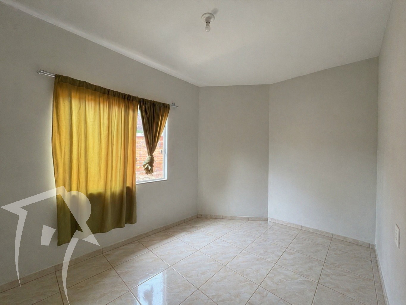 Casa de esquina com 03 dormitórios, sala, cozinha, 1 banheiro, área de serviço separada. Murada e com ótimo espaço de terreno. — foto 6