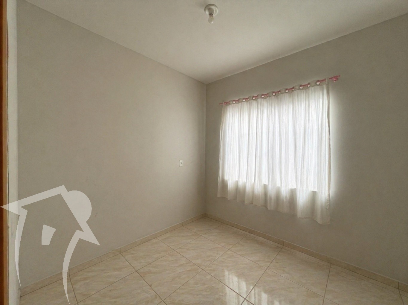 Casa de esquina com 03 dormitórios, sala, cozinha, 1 banheiro, área de serviço separada. Murada e com ótimo espaço de terreno. — foto 7