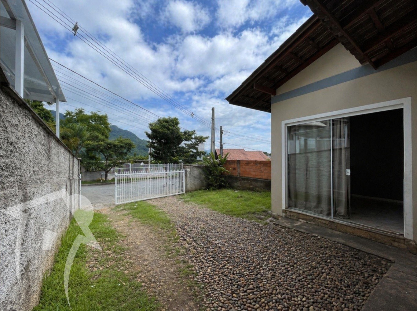 Casa de esquina com 03 dormitórios, sala, cozinha, 1 banheiro, área de serviço separada. Murada e com ótimo espaço de terreno. — foto 2