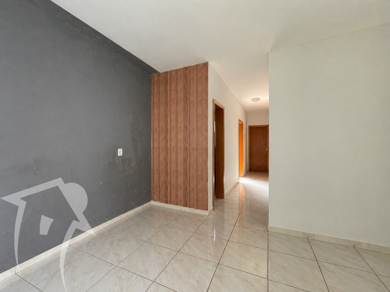 Casa de esquina com 03 dormitórios, sala, cozinha, 1 banheiro, área de serviço separada. Murada e com ótimo espaço de terreno. — foto 3