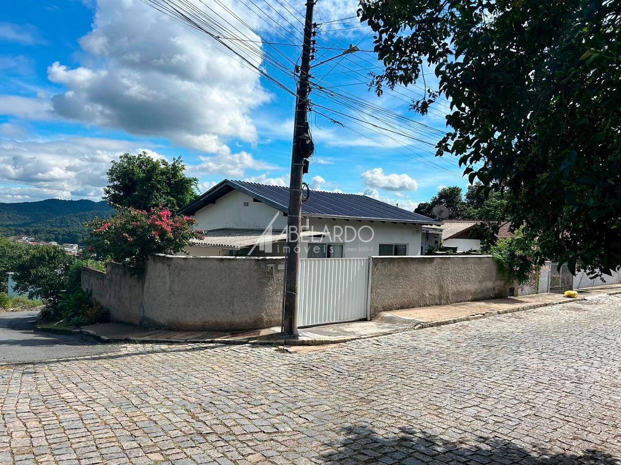 Terreno com 413,36m edificado com uma casa de alvenaria averbada, no bairro Bela Vista com vista panorâmica para mata.
Sala de visita, banheiro social, 2 dormitórios, closet, ,cozinha, área de serviço, garagem para 2 carros. - foto 1