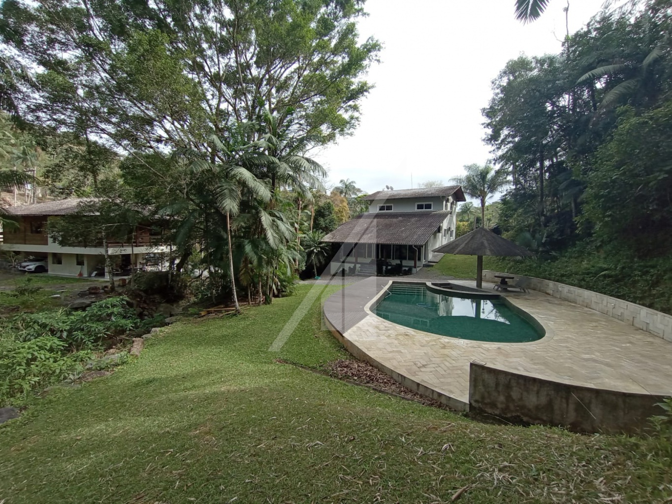 ABELARDO IMÓVEIS - Sitio a 15 km de Blumenau, com área de 78.000m, todo trajeto asfaltado, 2 casas construídas com excelente padrão construtivo, venha conhecer, agende sua visita! - foto 1