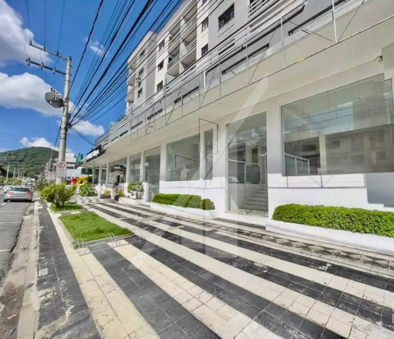Ótima loja térrea com localização estratégica no bairro Victor Konder, com área de aproximadamente 430,00 m, em uma das ruas mais localizadas e movimentadas deste bairro! Próximo à Furb, Giassi, restaurantes, e comércios! - foto 1