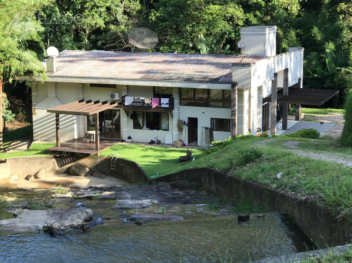 Desfrute de momentos maravilhosos neste esplêndido sítio localizado em Gaspar. Conforto, privacidade, segurança e bem estar podem definir esta belíssima residência, com 3 suítes. Lindas piscinas naturais e muito paisagismo, para curtir o melhor da natureza! - foto 1