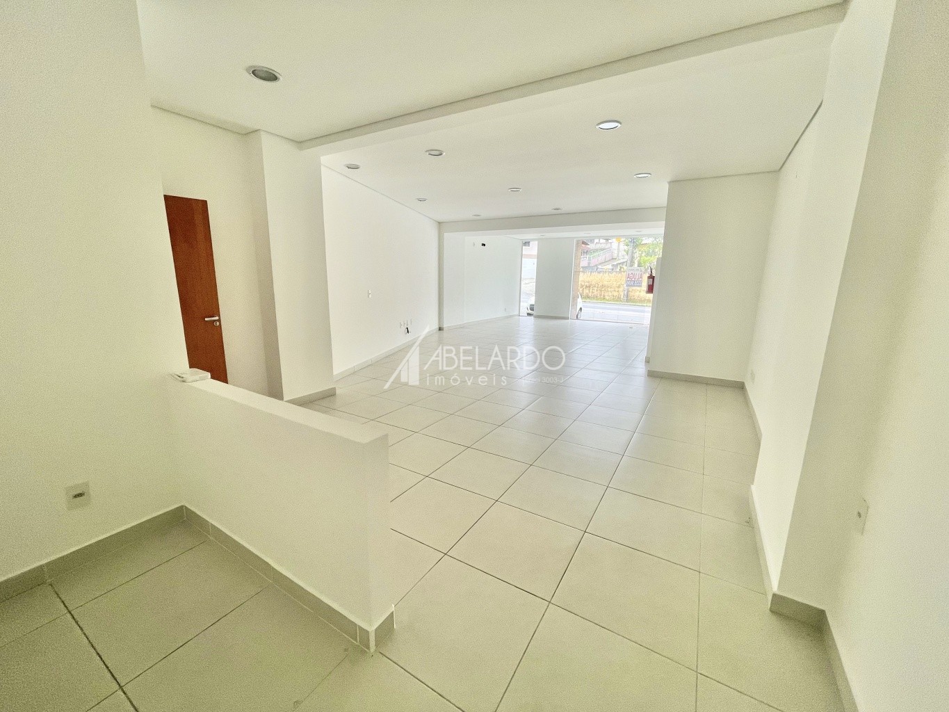 ABELARDO IMÓVEIS ALUGA - Sala no bairro Fortaleza.Conta com 91,83 m de área útil, banheiro, 02 vagas rotativas de estacionamento na frente e 01 vaga de garagem fixa no edifício.De fácil acesso a BR-470 e região central da cidade. - foto 1