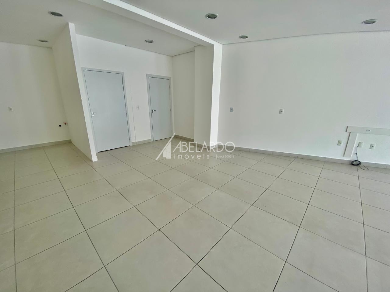 ABELARDO IMÓVEIS ALUGA - Sala no bairro Fortaleza.Conta com 91,83 m de área útil, banheiro, 02 vagas rotativas de estacionamento na frente e 01 vaga de garagem fixa no edifício.De fácil acesso a BR-470 e região central da cidade. — foto 2