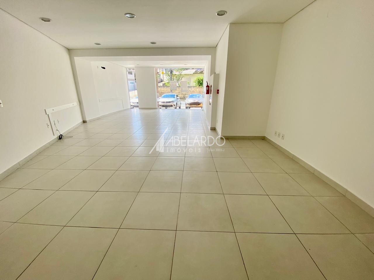 ABELARDO IMÓVEIS ALUGA - Sala no bairro Fortaleza.Conta com 91,83 m de área útil, banheiro, 02 vagas rotativas de estacionamento na frente e 01 vaga de garagem fixa no edifício.De fácil acesso a BR-470 e região central da cidade. — foto 3