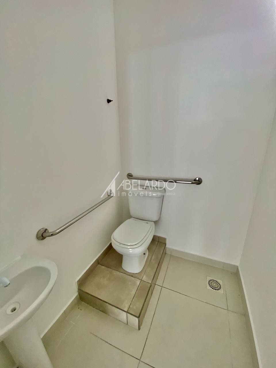 ABELARDO IMÓVEIS ALUGA - Sala no bairro Fortaleza.Conta com 91,83 m de área útil, banheiro, 02 vagas rotativas de estacionamento na frente e 01 vaga de garagem fixa no edifício.De fácil acesso a BR-470 e região central da cidade. — foto 7