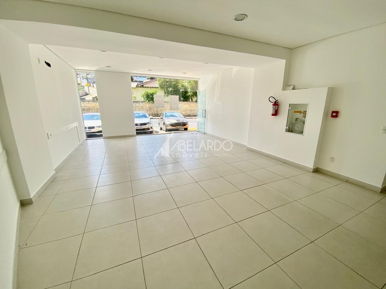 ABELARDO IMÓVEIS ALUGA - Sala no bairro Fortaleza.Conta com 91,83 m de área útil, banheiro, 02 vagas rotativas de estacionamento na frente e 01 vaga de garagem fixa no edifício.De fácil acesso a BR-470 e região central da cidade. — foto 6
