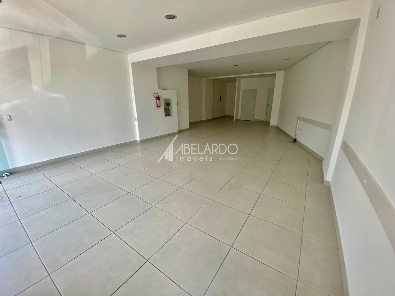 ABELARDO IMÓVEIS ALUGA - Sala no bairro Fortaleza.Conta com 91,83 m de área útil, banheiro, 02 vagas rotativas de estacionamento na frente e 01 vaga de garagem fixa no edifício.De fácil acesso a BR-470 e região central da cidade. — foto 4