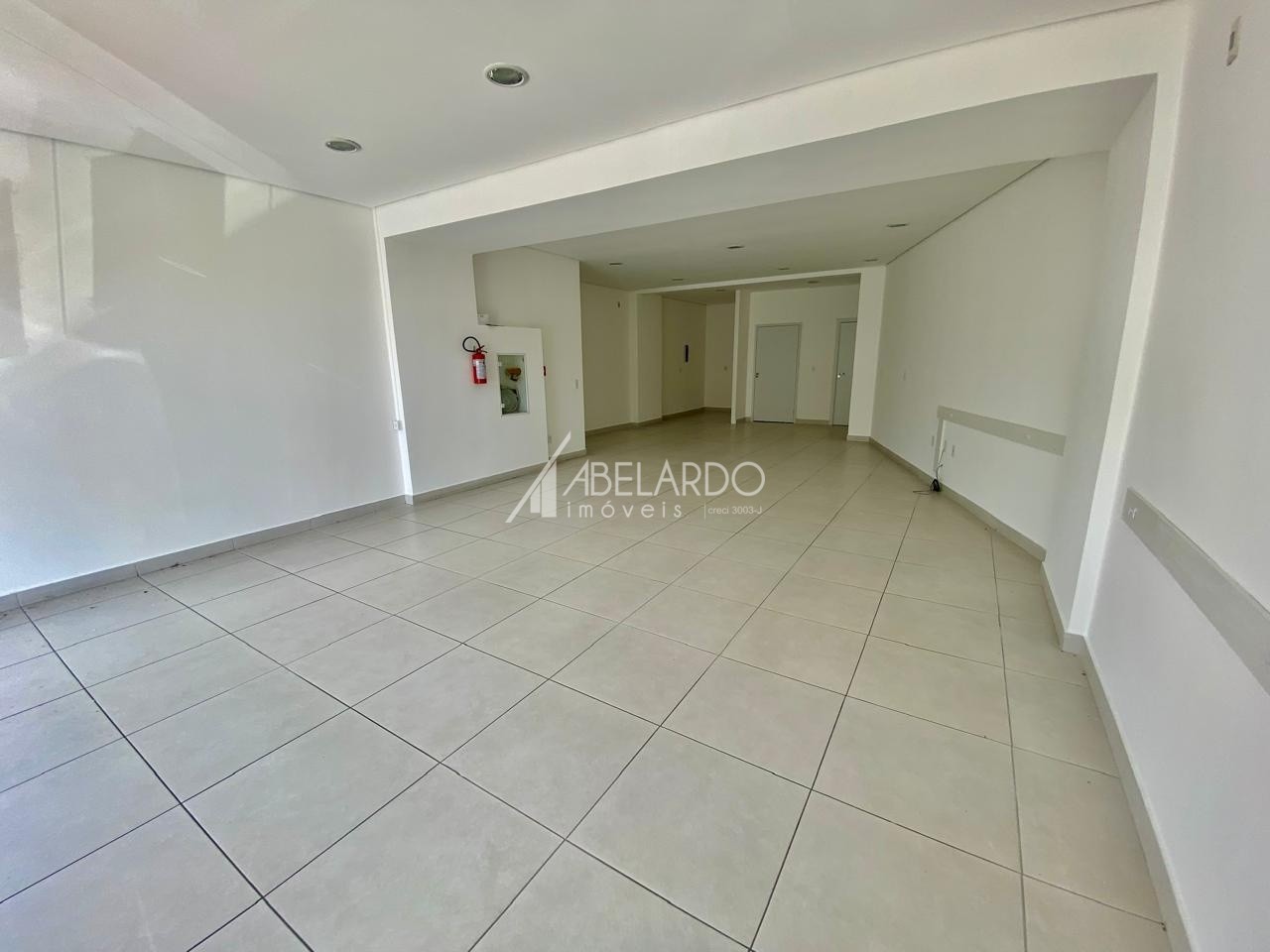 ABELARDO IMÓVEIS ALUGA - Sala no bairro Fortaleza.Conta com 91,83 m de área útil, banheiro, 02 vagas rotativas de estacionamento na frente e 01 vaga de garagem fixa no edifício.De fácil acesso a BR-470 e região central da cidade. — foto 5