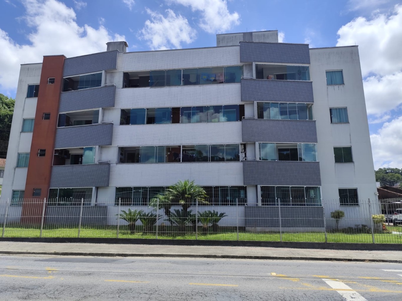 APARTAMENTO AMPLO COM TRÊS DORMITÓRIOS E DUAS VAGAS DE GARAGEM INDIVIDUAIS - BANDERFURT - foto 1