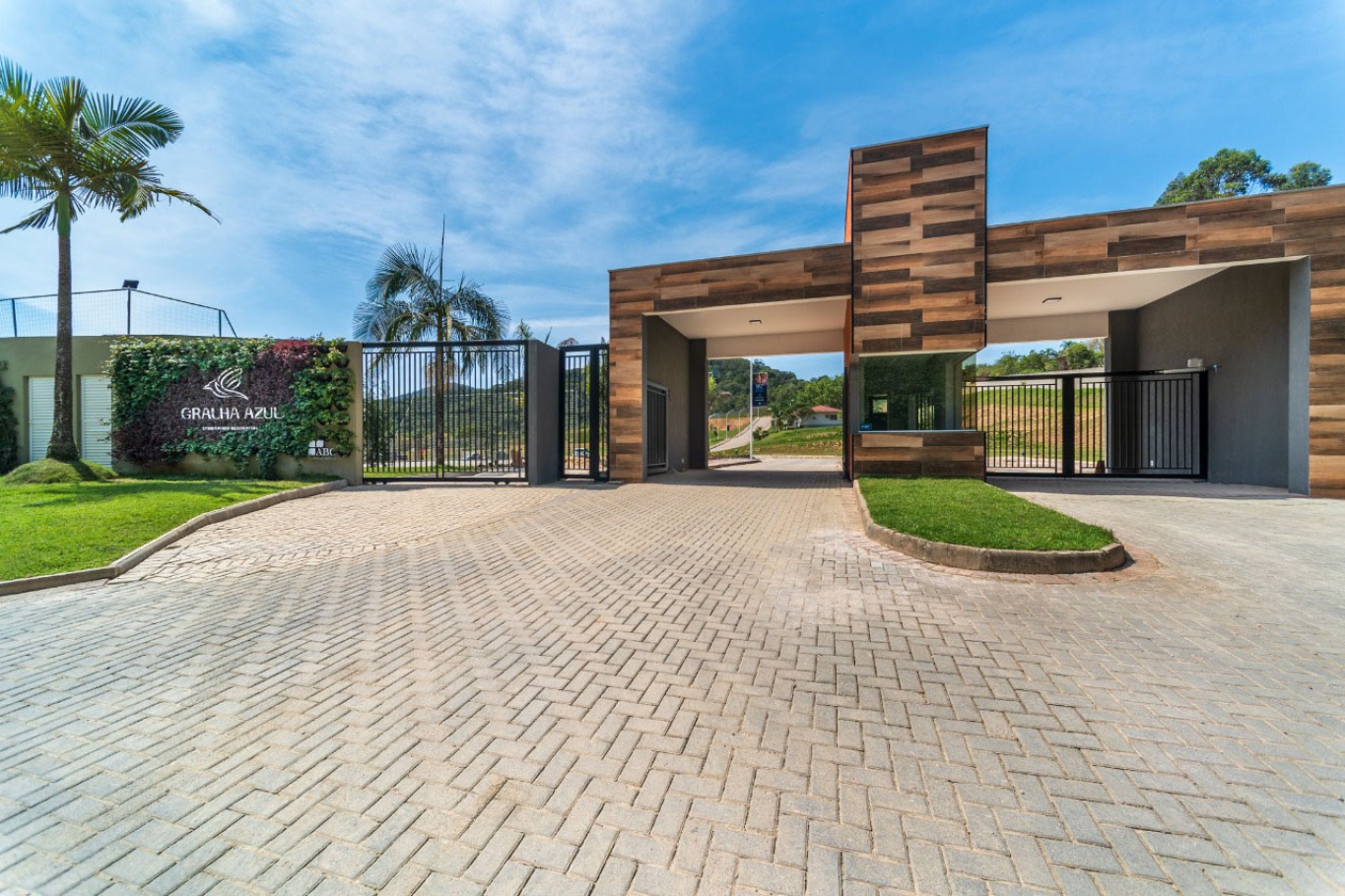 CONDOMÍNIO RESIDENCIAL DE CASAS DE CAMPO Os catarinenses descobrem como adotar o estilo de vida tranquilo do campo com a mordomia de um condomínio, sem abrir mão da conveniência da cidade. Os Lotes de 600 a 2400m, são ideais para sua chácara ou casa de campo. - foto 1