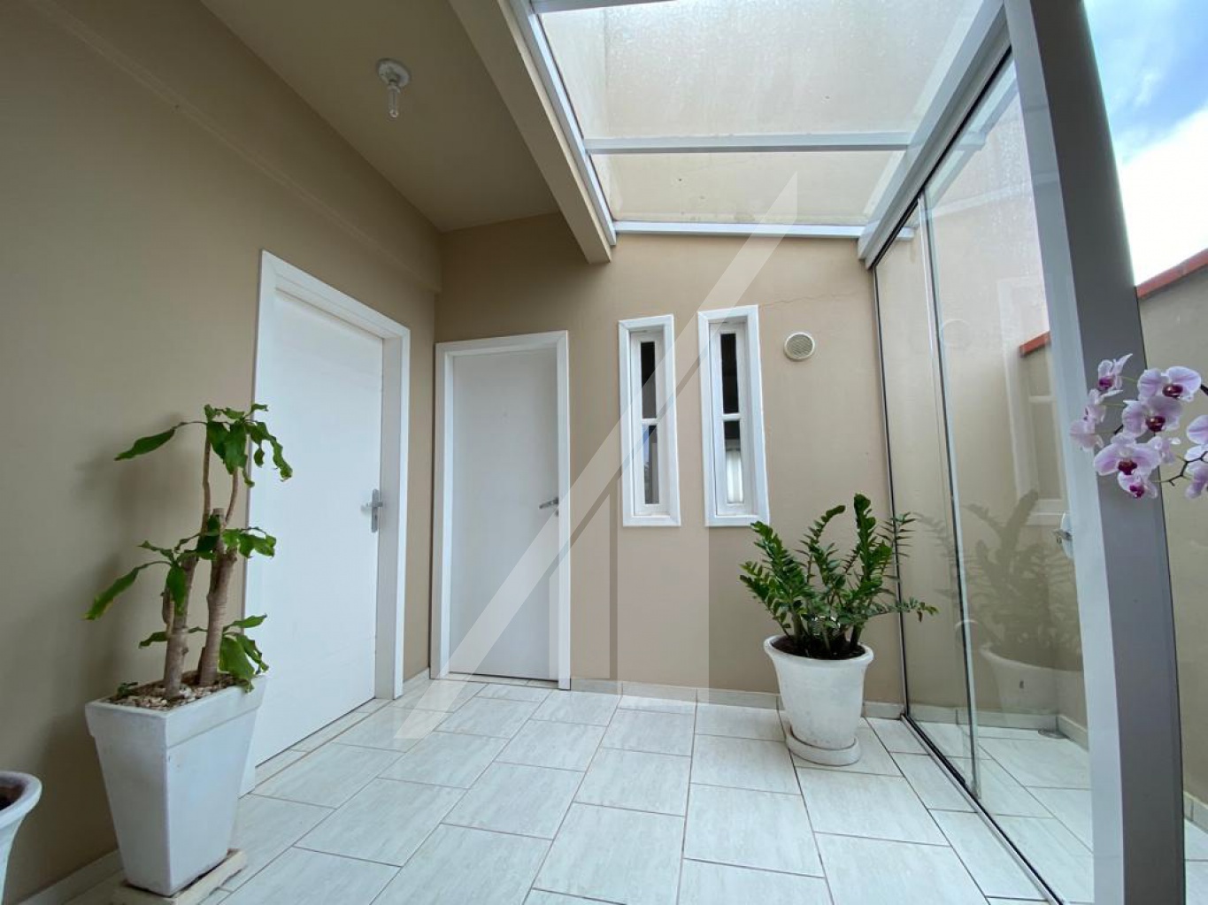 Prédio residencial com 01 apartamento e duas salas comerciais. — foto 7