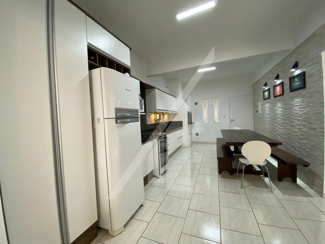 Prédio residencial com 01 apartamento e duas salas comerciais. — foto 6